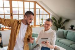 La télésurveillance se présente comme une réponse simple, efficace et accessible afin de protéger son domicile en son absence. © - Getty images