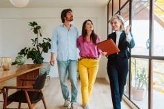 Lorsque l’on souhaite vendre sa maison rapidement, passer par une agence immobilière reste l’une des solutions les plus efficaces. © Diamond Dogs - Getty images