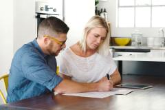 Couple en train de calculer tantième de leur appartement
