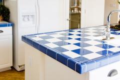Plan de travail cuisine avec motif damier bleu et blanc