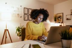 Méfiez-vous des offres trop alléchantes pour être vraie, de l'attitude du "bailleur" et des superlatifs employés. © Drazen_- Getty images