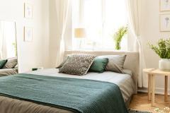 Outre la literie, l’aménagement et la décoration de la chambre jouent un rôle clé dans la qualité de nos nuits. © KatarzynaBialasiewicz - Getty images