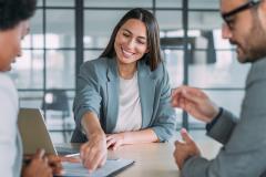 Un couple signe des documents au cours d'un rendez-vous avec sa conseillère bancaire