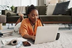 La location à un étudiant implique une certaine préparation, une bonne connaissance du cadre juridique et quelques ajustements pratiques. © Jacob Wackerhausen - Getty images