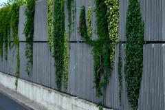 Un mur anti-bruit, aussi appelé écran acoustique, est un dispositif conçu pour atténuer les nuisances sonores provenant de l’extérieur. © beekeepx - Getty images