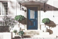 Vue sur la porte d'entrée en alu et verre d'une maison de ville