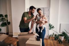 Couple prépare ses carton avec bébé dans les bras