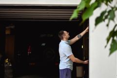 Homme en train d'isoler son garage