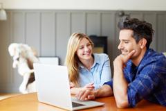 Couple en train de télécharger le modèle de lettre SeLoger pour une offre d'achat