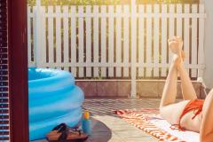 Fortes chaleurs : ai-je le droit d'installer une piscine gonflable sur mon balcon ? 