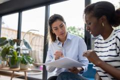 L'attestation de loyer confirme que le locataire occupe bien un logement donné et mentionne éventuellement que ce dernier est bien à jour du paiement de ses loyers.. © andresr - Getty images