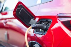 Véhicules électriques : près de 9 copropriétés sur 10 ne disposent pas encore d’une solution de recharge. © Adam Smigielski – Getty Images