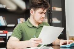 Lorsque le montant des charges est injustifié, excessif ou non récupérable légalement, il est essentiel de savoir comment les identifier et quelles démarches entreprendre pour les contester efficacement. © Irina Belova - Getty images
