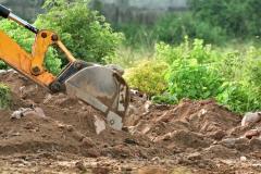 Décaisser le terrain consiste à retirer une certaine épaisseur de terre ou de matériaux en place afin d’obtenir une surface plane, stable et adaptée à l’usage prévu. © suman bhaumik - Getty images