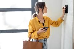 Un système d’alarme permettra de faire fuir les cambrioleurs. © RossHelen – Getty Images
