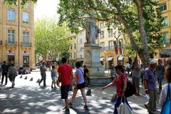 Des badauds se promènent sur le Cours Mirabeau, à Aix-en-Provence