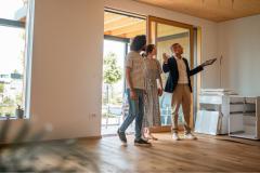 Dans bien des cas, le retard dans la vente ne provient pas d’un manque d’acquéreurs potentiels, mais d’erreurs courantes qui freinent la transaction. © AzmanL - Getty images