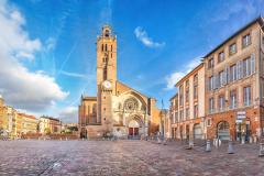 Vue sur la place St-Étienne, à Toulouse, et sur la cathédrale St-Étienne