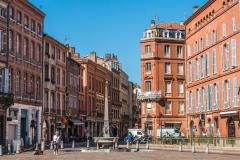 Vue sur la place Saint-Étienne à Toulouse