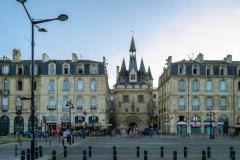 vue sur la place de la bourse quartier saint pierre a bordeaux