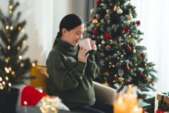 Femme buvant un thé dans un décor de Noël