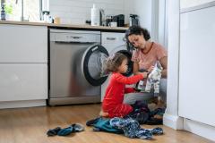 Aménager un coin buanderie dans sa cuisine permet de regrouper les appareils électroménagers et d’optimiser les mètres carrés disponibles, surtout dans les petits logements. © Fly View Productions - Getty images