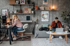 Il est possible d’aménager un coin bureau zen, même quand on partage son espace au quotidien. © Pekic - Getty images