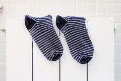 Remplir une chaussette de gros sel et la déposer dans un coin de la salle de bain permet d'absorber l’excès d’humidité. © fotoimagic - Getty images