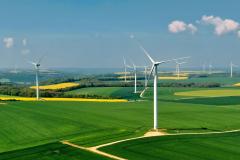 Choisir une offre d’électricité verte, c’est soutenir la production d’énergie issue de sources renouvelables : éolienne, solaire, hydraulique ou encore biomasse. © madphane - Getty images