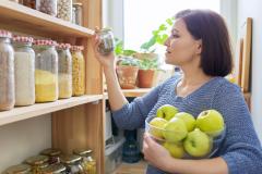 Femme choisissant des épices dans un garde-manger