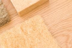 Les isolants biosourcés sont des matériaux naturels, issus de ressources renouvelables, transforment l’isolation thermique et acoustique des habitations, tout en limitant l’impact écologique. © Wirestock - Getty images