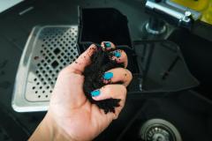 Écologique, économique et 100 % naturel, le marc du café possède des propriétés absorbantes et désodorisantes idéales pour assainir l’air et limiter l’humidité dans certaines pièces. © idil toffolo - Getty images