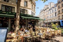 Plus besoin de faire des kilomètres pour sentir le goût de l’été : Paris regorge de coins qui respirent les vacances. © Fani Kurti - Getty images