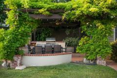 Les plantes grimpantes ont le don de transformer n’importe quel mur, clôture ou pergola en un véritable écrin de verdure. © Spiderplay - Getty images