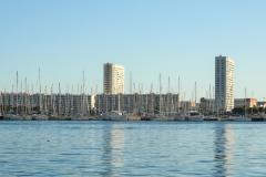 Port de Toulon, avec les gratte-ciels résidentiels du Mourillon en arrière-plan