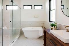 Bois, pierre, rotin, lin ou encore terrazzo : ces matériaux naturels apportent chaleur, authenticité et apaisement dans une salle de bain. © Bryan Chavez - Getty images