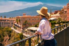 Femme observant la vue sur l'Etna, en Sicile