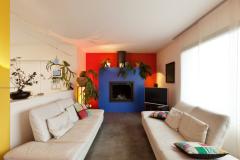 Salon avec des couleurs peps par petites touches. 