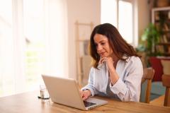 femme regarde si elle peut vendre un bien immobilier hypothéqué