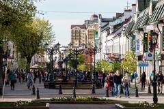 Rue piétonne de Brest bordée d'arbres et de boutiques par une journée ensoleillée