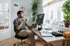 Entre lumière naturelle, lampes d’appoint et températures de couleur à sélectionner, choisir le bon éclairage pour son bureau demande un minimum de réflexion. © visualspace - Getty images