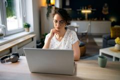 Femme recherche sur internet des infos sur le changement serrure pour savoir s'il revient au locataire ou au propriétaire