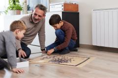 Une atmosphère trop sèche n’est pas seulement inconfortable : elle peut aussi affecter votre santé, fragiliser votre système respiratoire et même endommager votre logement. © Tempura - Getty images