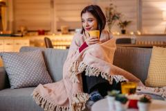 Sans avoir à tout refaire, il suffit parfois de quelques objets bien choisis pour créer une ambiance cocooning et réconfortante. © urbazon - Getty images