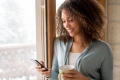 Fuites d’air, travaux mal exécutés, manque d’entretien : certaines maladresses peuvent réduire à néant une bonne isolation, même dans une maison récente. © andresr - Getty images