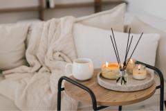 Que vous viviez dans un studio ou une grande maison, certaines solutions simples permettent d’assainir l’air, parfumer délicatement les pièces et maintenir une sensation de fraîcheur durable. Polina Lebed © - Getty images