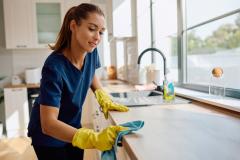 Il existe aujourd’hui de nombreux objets malins qui simplifient grandement le ménage et permettent d’entretenir son intérieur sans y passer ses week-ends. © Drazen Zigic - Getty images