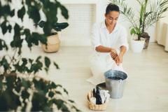 Depuis quelques années, les alternatives naturelles comme le vinaigre blanc, le bicarbonate de soude, le savon noir ou encore l’acide citrique sont revenues sur le devant de la scène. © Polina Lebed - Getty images