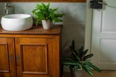 Les détournements de meubles apportent du charme, du caractère et une touche d’unicité qu’aucun meuble standardisé ne peut offrir dans une salle de bains. © 	t sableaux - Getty images