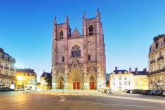 Vue sur la basilique Saint-Donatien à Nantes à la tombée du jour